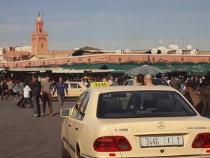 Grand Taxi na Placu Dżamaa el-Fna w Marrakeszu